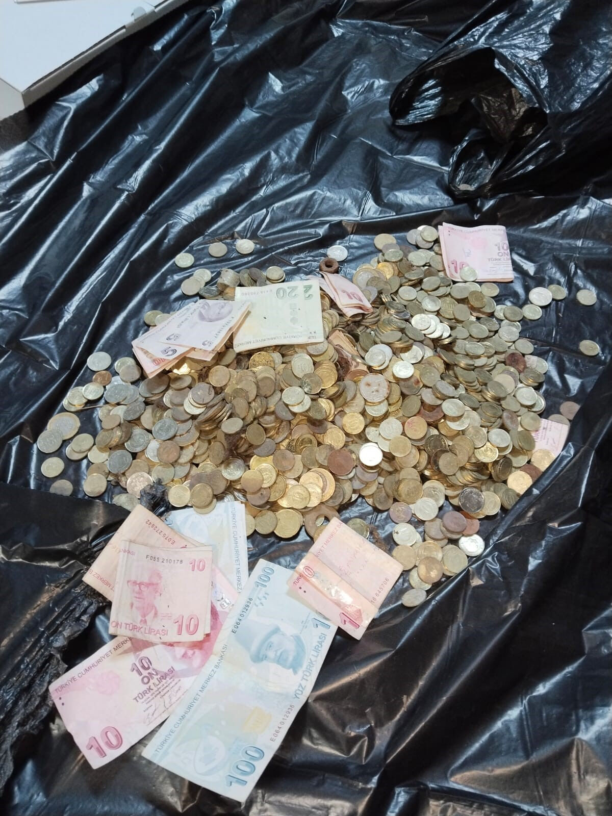 Döviz bürosu gibi! Dilencinin üzerinden 15 farklı ülkenin parası çıktı Döviz bürosu gibi! Dilencinin üzerinden 15 farklı ülkenin parası çıktı - 4. Resim