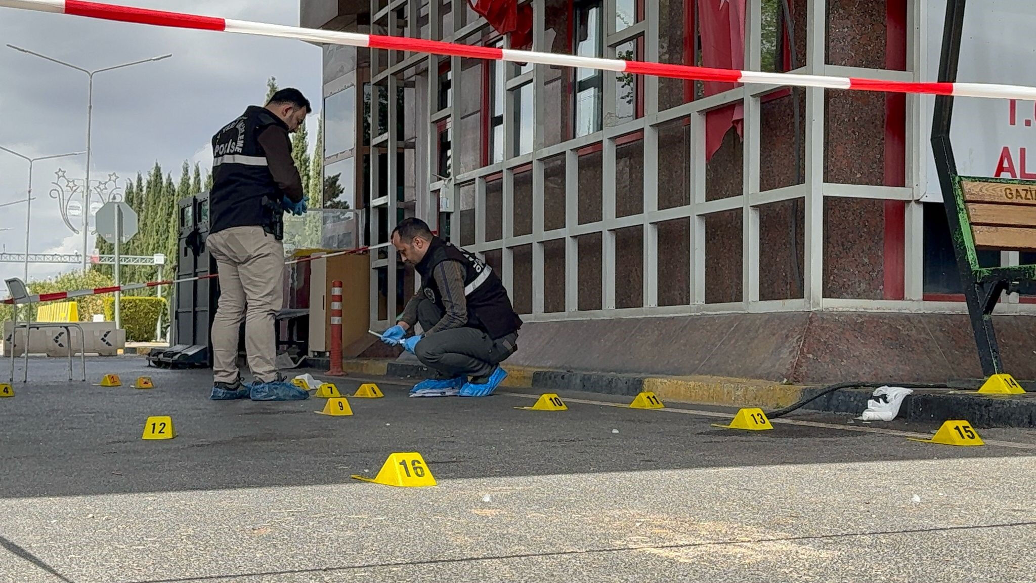 Gaziantep Havalimanı girişindeki arbede! 1'i polis 2 kişi silahla yaralandı - 1. Resim