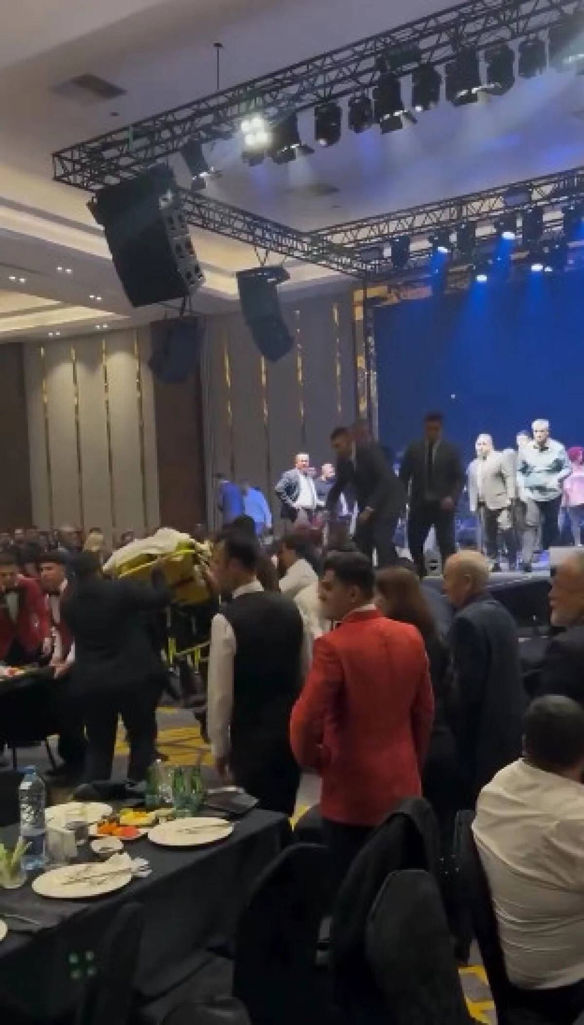 Korku dolu anlar! Sahnede kalp krizi geçiren şarkıcı Volkan Konak'ın ilk müdahale görüntüsü ortaya çıktı - 4. Resim