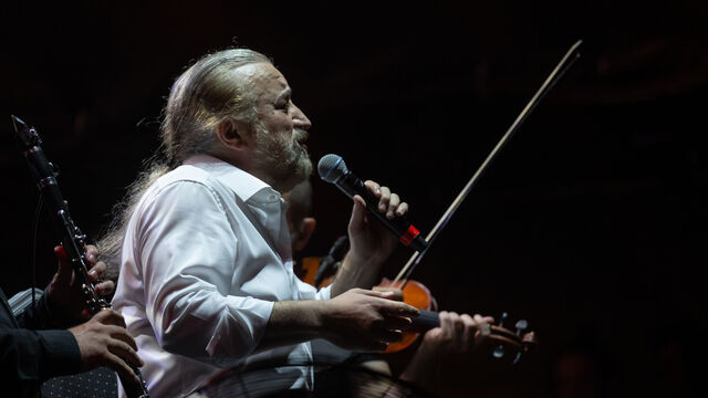 Korku dolu anlar! Sahnede kalp krizi geçiren şarkıcı Volkan Konak'ın ilk müdahale görüntüsü ortaya çıktı - 1. Resim