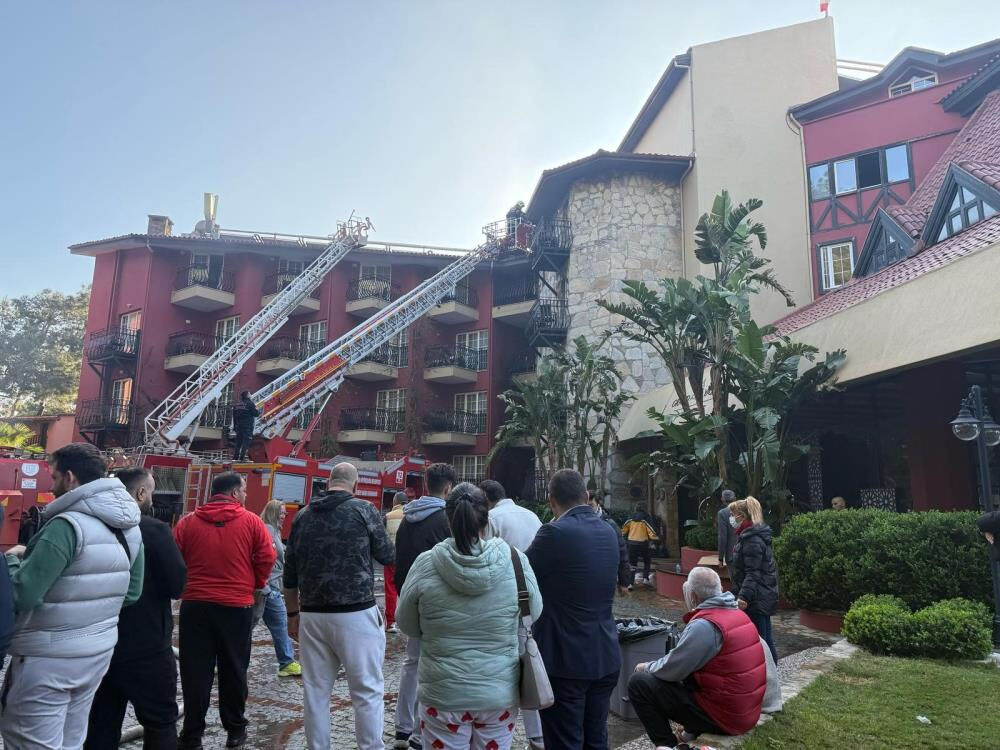 Marmaris'te lüks otelde yangın! Bölgeye çok sayıda ekip sevk edildi Marmaris'te lüks otelde yangın! Bölgeye çok sayıda ekip sevk edildi - 1. Resim