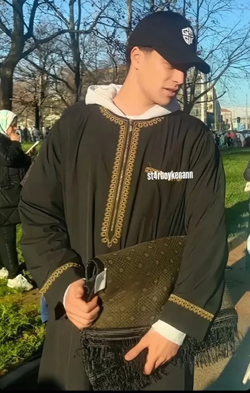 Milli futbolcu seccade ile camiye giderken görüldü! O anlar sosyal medyanın gündeminde - 1. Resim