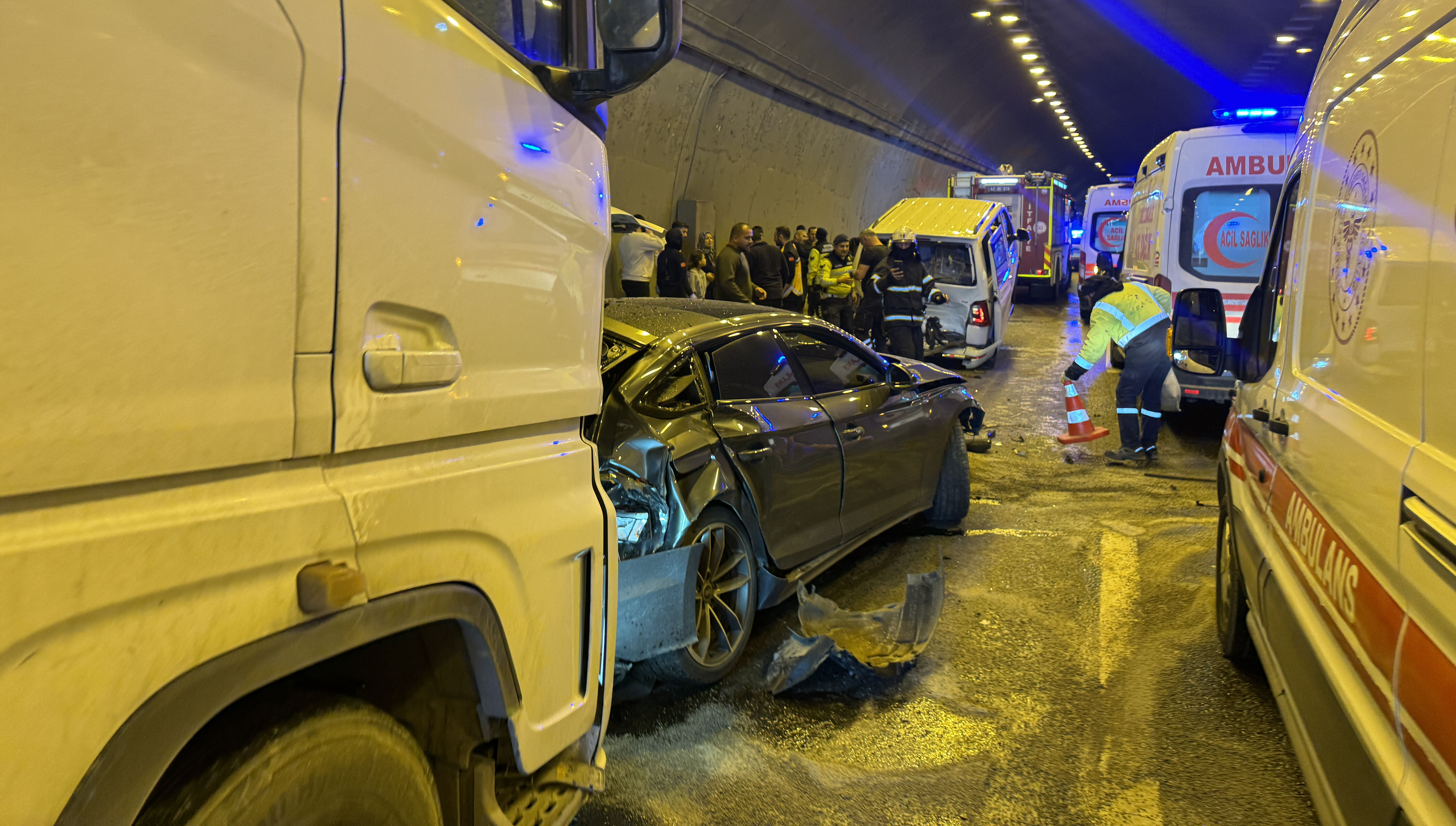 Otoyolda çok sayıda araç birbirine girdi! İstanbul yönünde ulaşım aksadı Otoyolda çok sayıda araç birbirine girdi! İstanbul yönü ulaşıma kapandı - 1. Resim