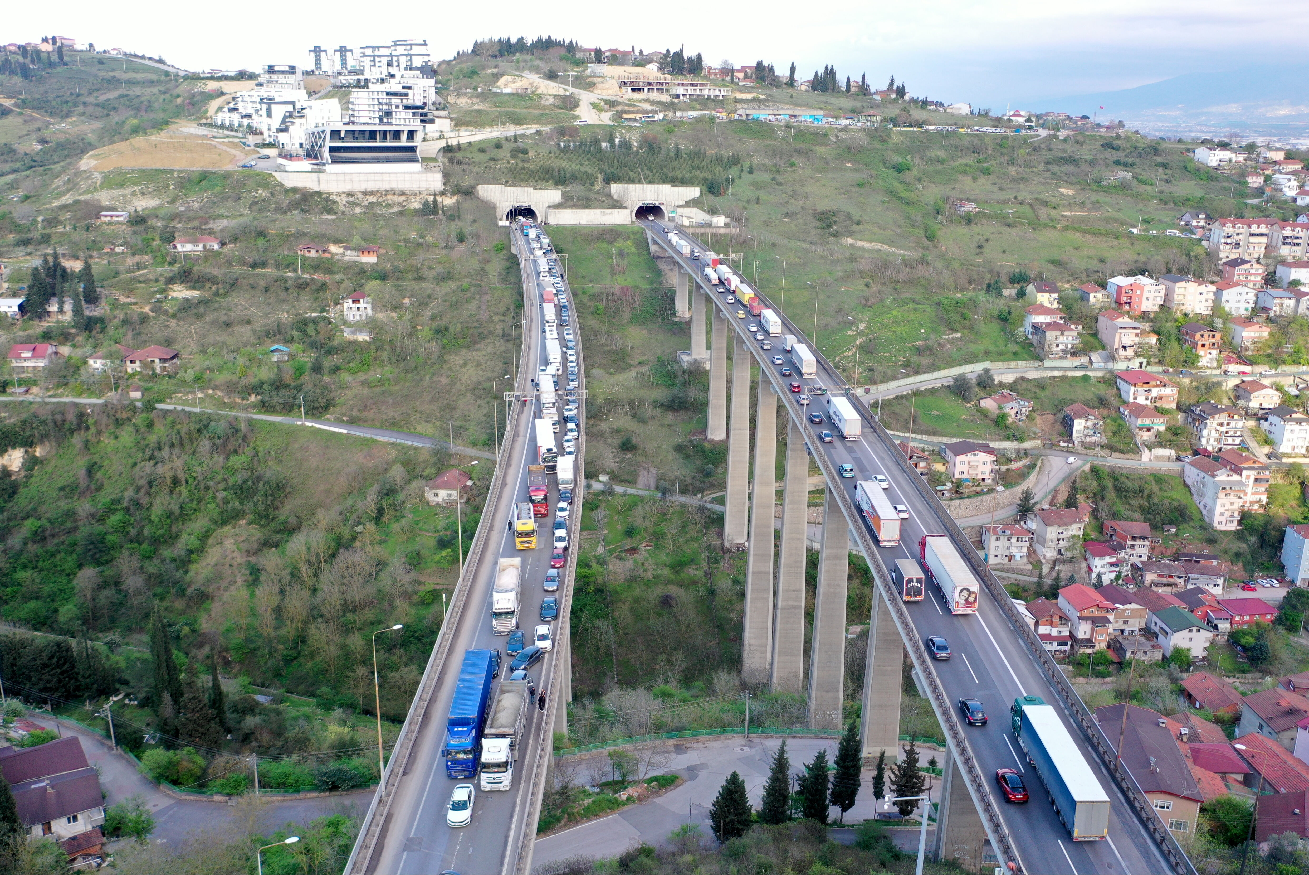 Otoyolda çok sayıda araç birbirine girdi! İstanbul yönünde ulaşım aksadı Otoyolda çok sayıda araç birbirine girdi! İstanbul yönü ulaşıma kapandı - 3. Resim