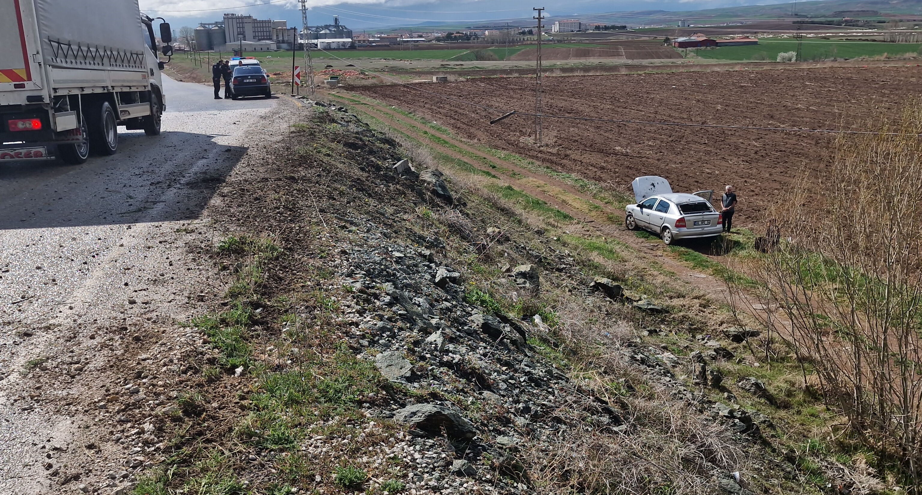 Şarampole yuvarlanan araçtan burunları bile kanamadan çıktılar - 1. Resim