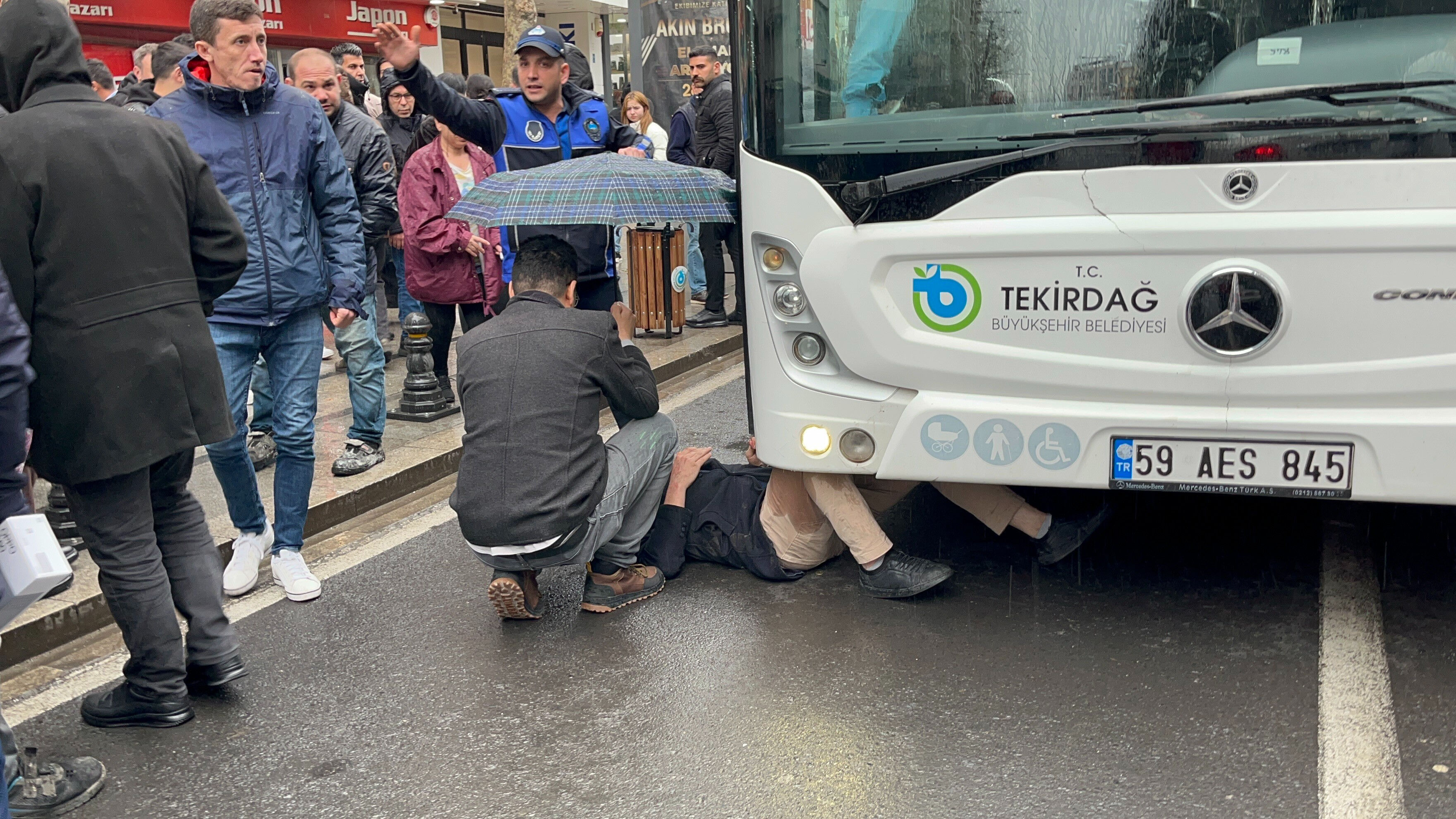 Yürekleri ağza getiren olay! Seyir halindeki otobüsün önüne atladı - 1. Resim