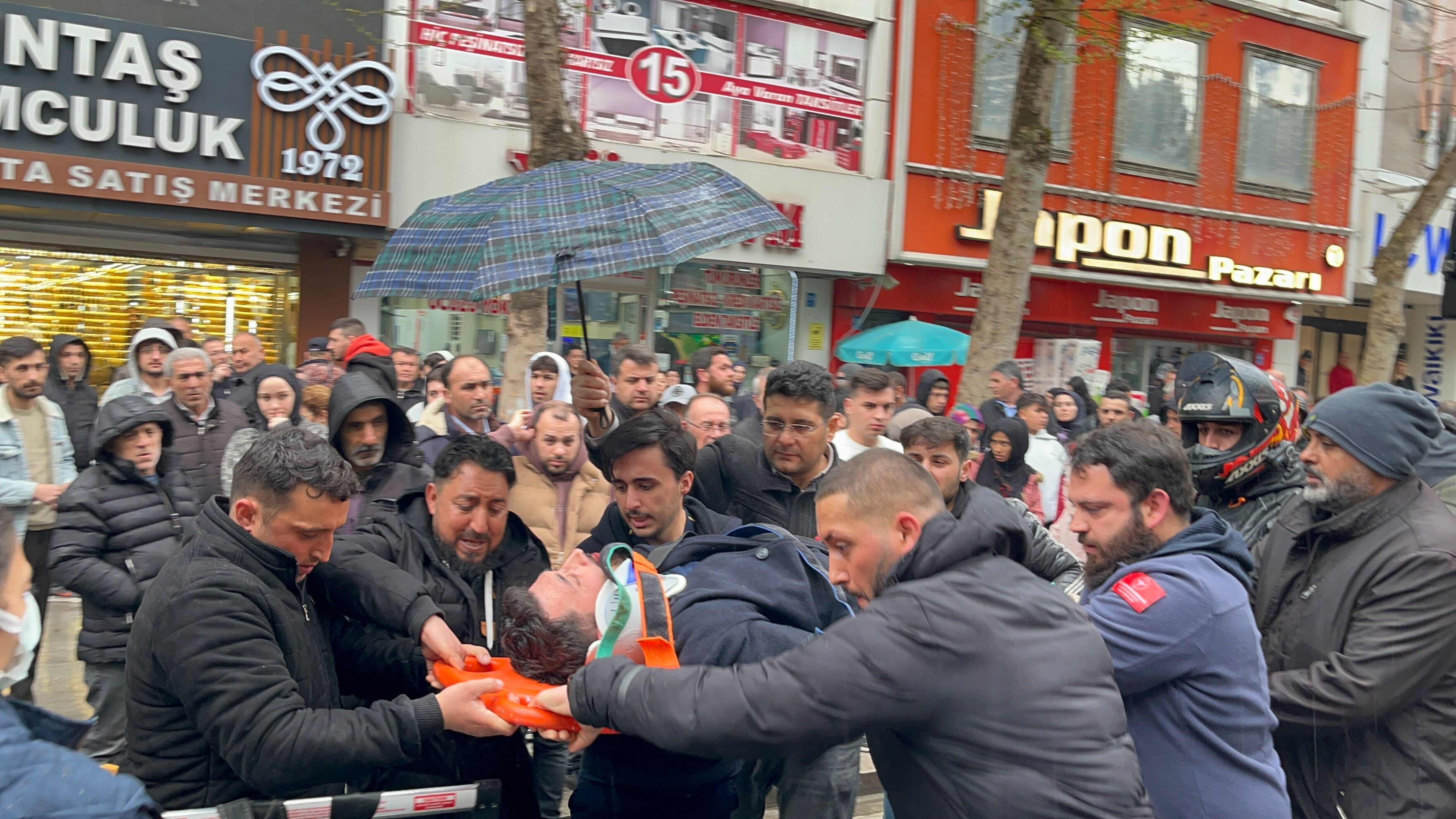 Yürekleri ağza getiren olay! Seyir halindeki otobüsün önüne atladı - 2. Resim