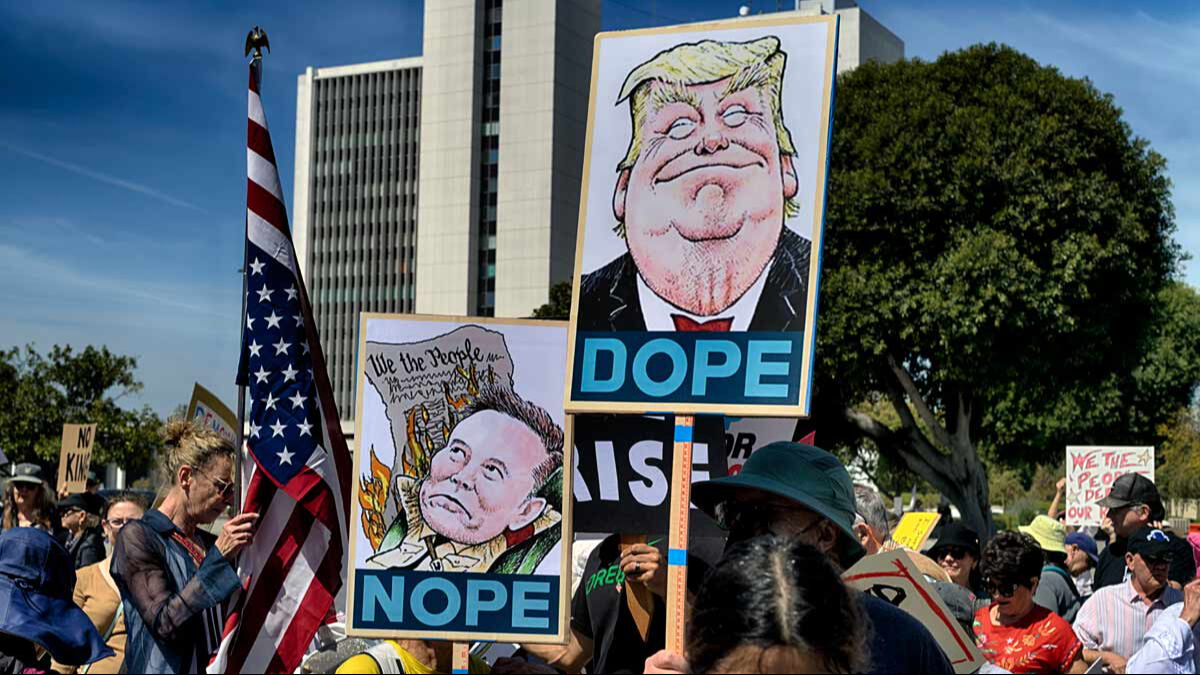 Dünya ayakta: “Ellerini Çek!” protestoları Trump ve Musk’a karşı 50 eyaletten 6 ülkeye yayılıyor - 1. Resim