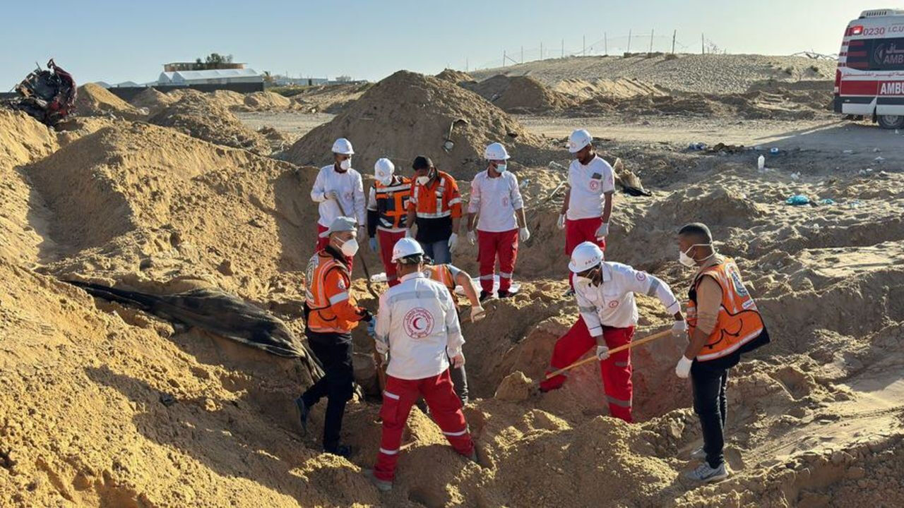 İsrail'in, sağlık görevlilerini infaz ettiği kan donduran görüntüler ortaya çıktı:  İsrail'in, sağlık görevlilerini infaz ettiği kan donduran görüntüler ortaya çıktı: