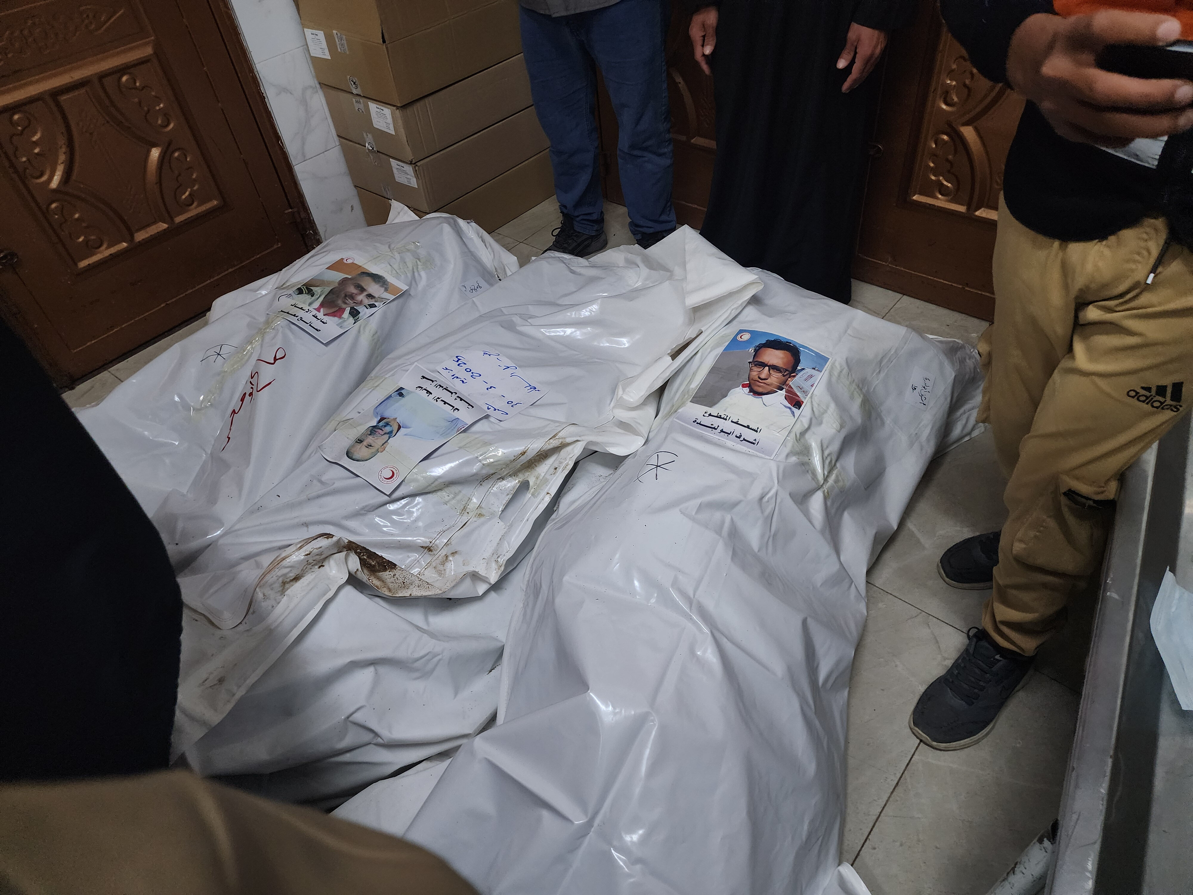 İsrail'in, sağlık görevlilerini infaz ettiği kan donduran görüntüler ortaya çıktı:  İsrail'in, sağlık görevlilerini infaz ettiği kan donduran görüntüler ortaya çıktı: