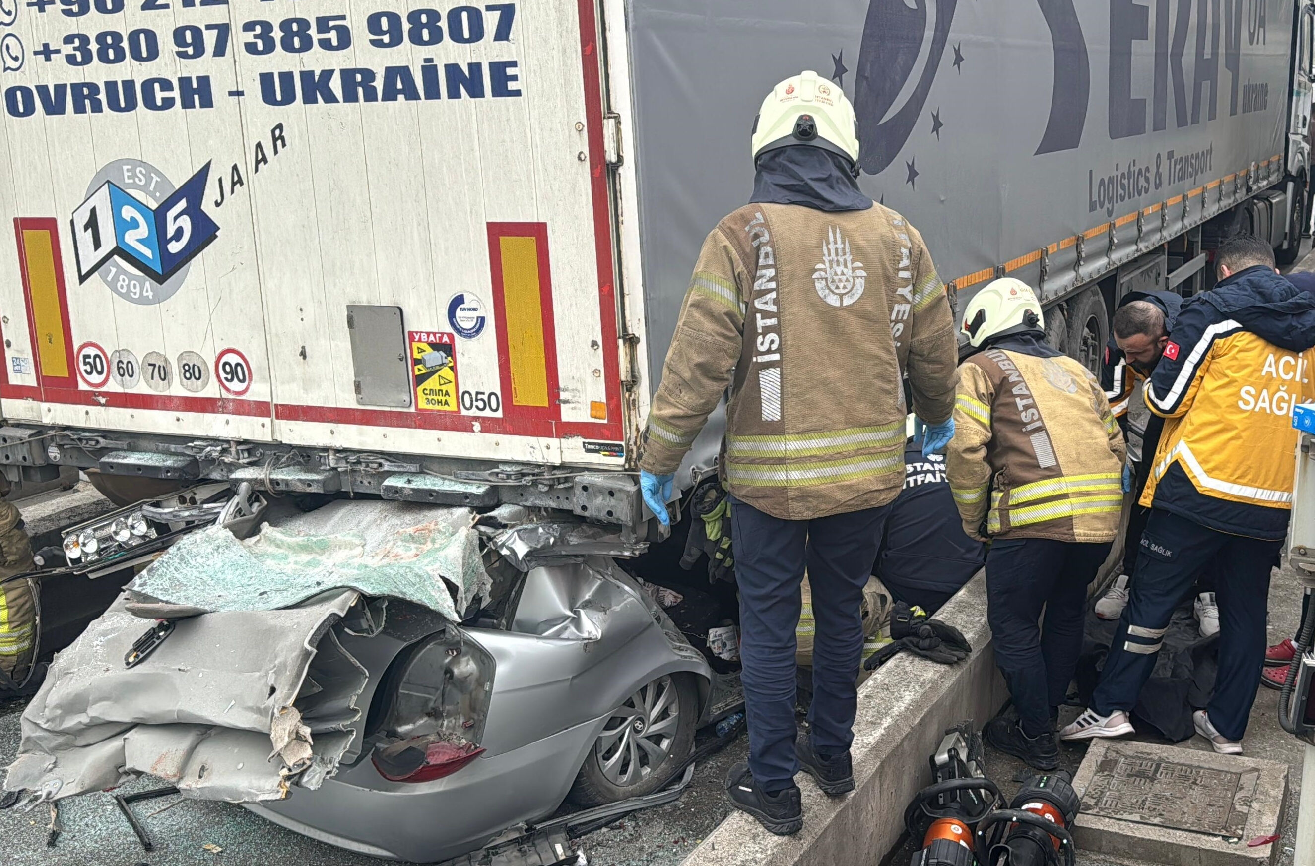 İstanbul Kurnaköy gişelerinde feci kaza! Otomobil, tırın altına girdi... 4 kişi öldü İstanbul Kurnaköy gişelerinde feci kaza! Otomobil, tırın altına girdi... 3 kişi öldü - 1. Resim