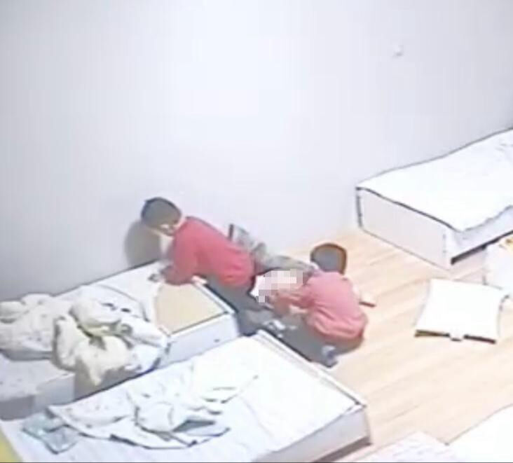 Kreşte vahşet! 2 yaşındaki çocuğu dakikalarca darbettiler - 1. Resim