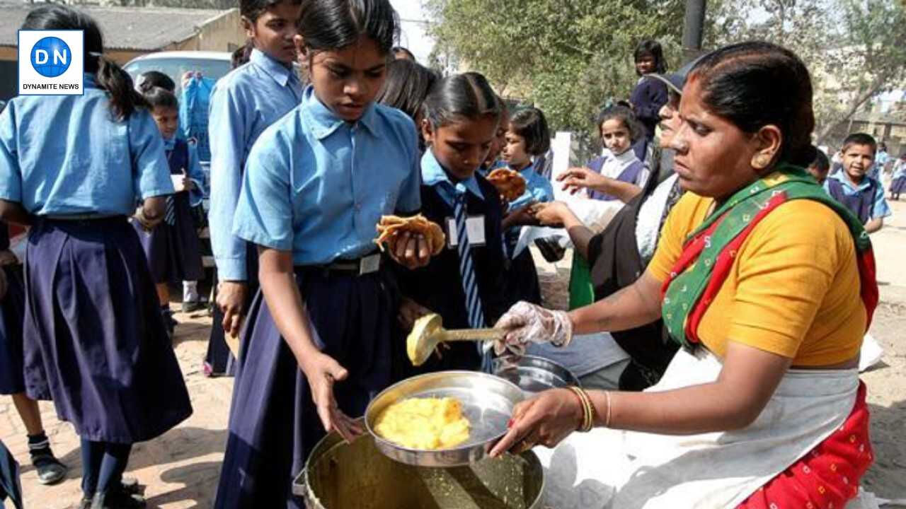 Öğrenci yemeğinden çıkan kertenkele hastanelik etti! Hindistan’da yer yerinden oynadı Öğrenci yemeğinden çıkan kertenkele hastanelik etti! Hindistan’da yer yerinden oynadı - 1. Resim