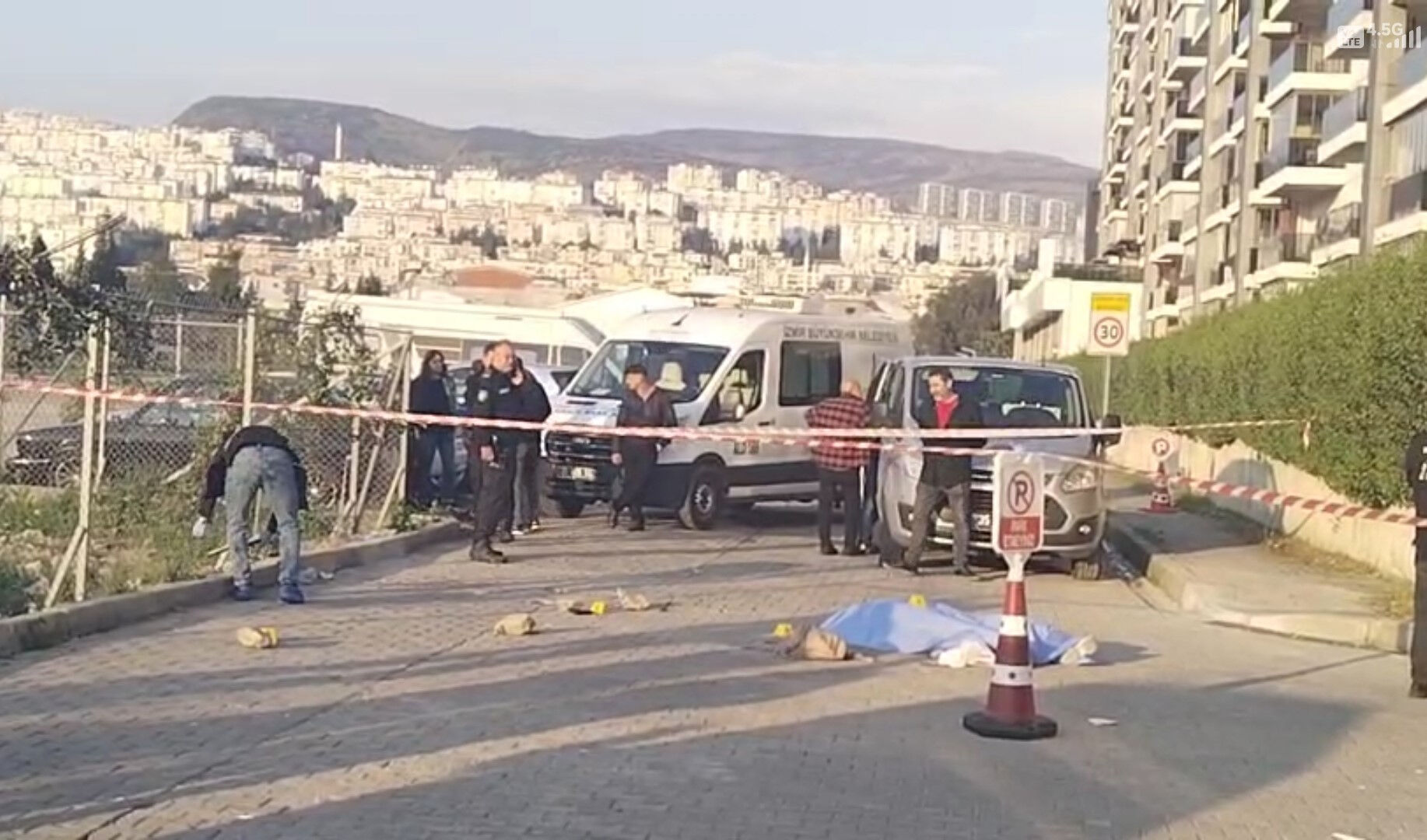 Sokak ortasında dehşet! Eski nişanlısını ve annesini vurup intihar etti Sokak ortasında dehşet! Eski nişanlısını ve annesini vurup intihar etti - 2. Resim