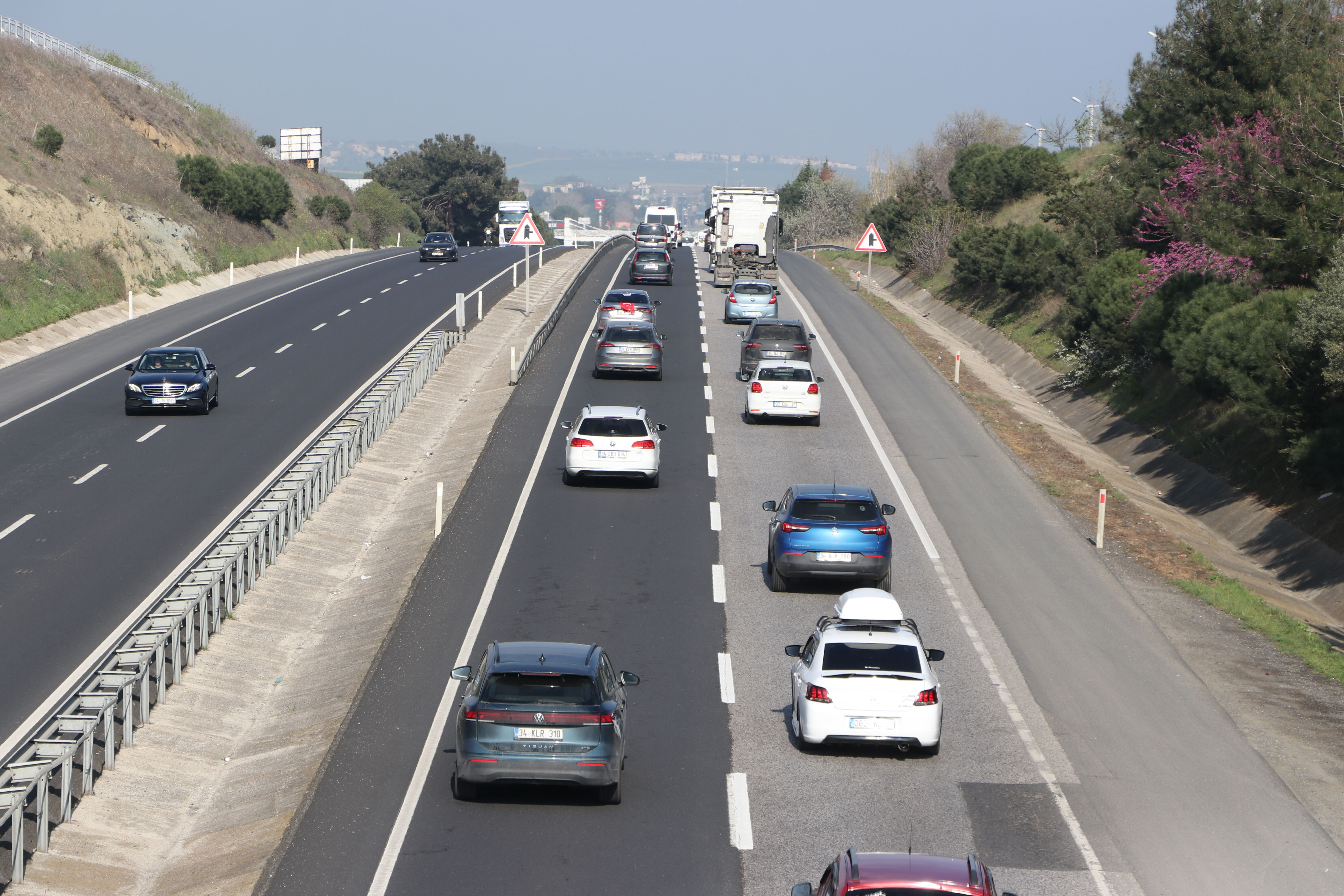 Tatilden dönenler yollara akın etti: Trafik, İstanbul'a kilometrelerce mesafeden başladı Tatilden dönenler yollara akın etti: Trafik, İstanbul'a kilometrelerce mesafeden başladı - 1. Resim