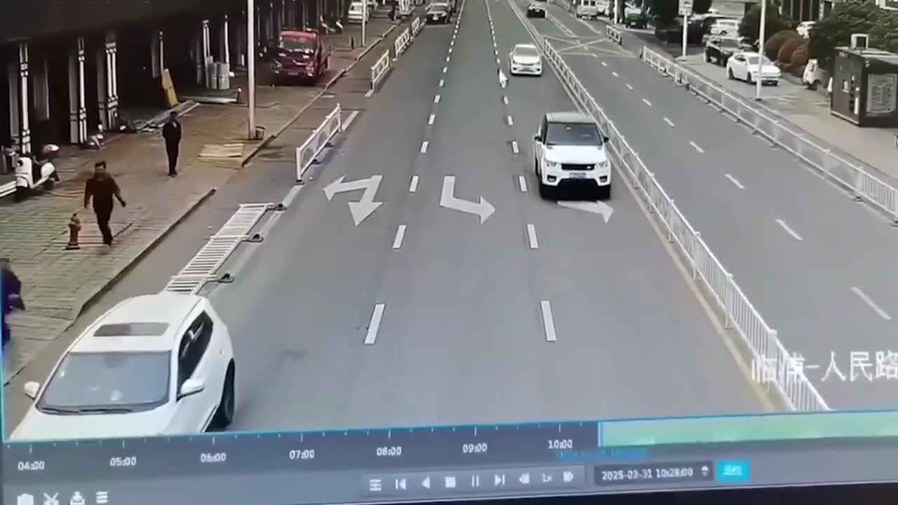 Direksiyona geçen köpek Çin sokaklarını karıştırdı! Görenleri şaşkına çeviren kaza kameralara yansıdı - 1. Resim