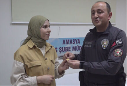 Haram yemedi, bulduğu altını böyle teslim etti! Amasya'da polisten örnek davranış - 2. Resim