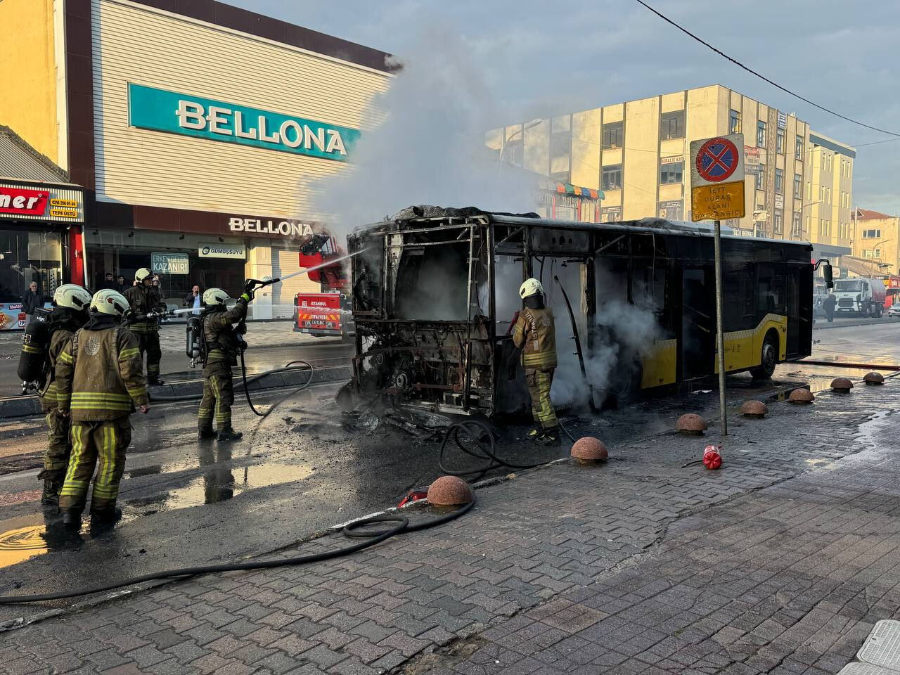 İETT otobüsü alev alev yandı! Ümraniye'de vatandaşlar paniğe kapıldı - 2. Resim
