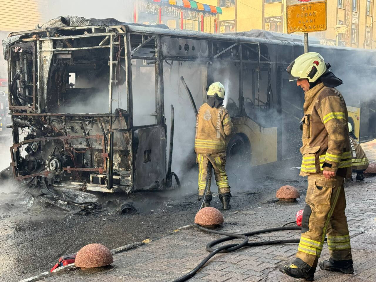 İETT otobüsü alev alev yandı! Ümraniye'de vatandaşlar paniğe kapıldı - 1. Resim
