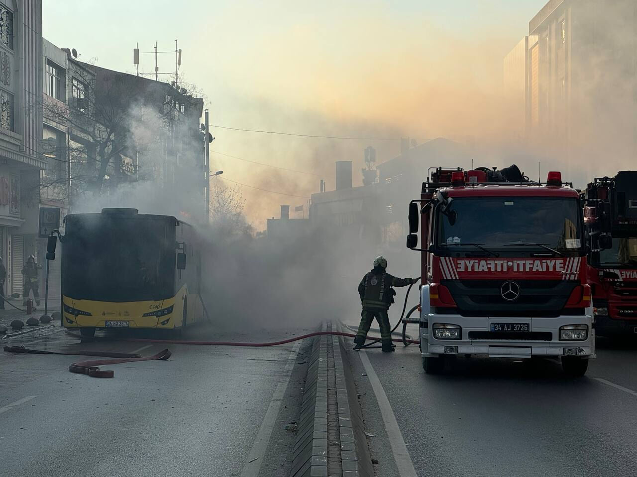 İETT otobüsü alev alev yandı! Ümraniye'de vatandaşlar paniğe kapıldı - 3. Resim