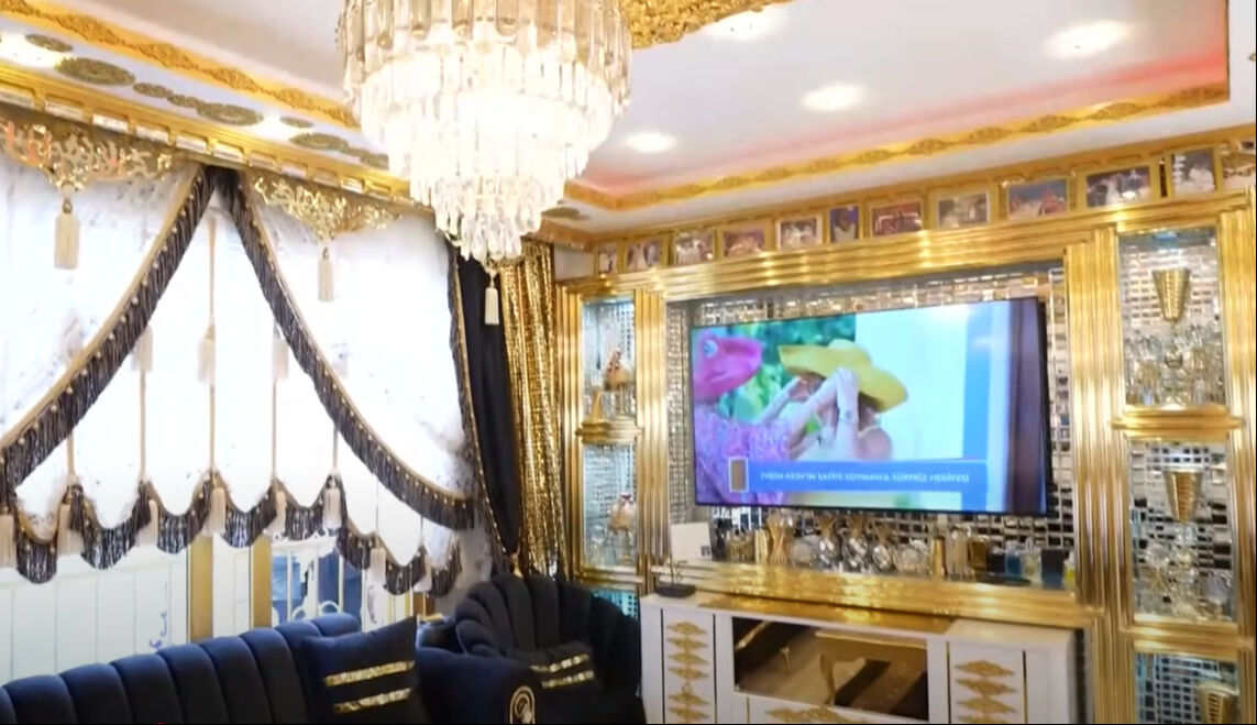 Kobra Murat evinin kapılarını açtı! Şaşaalı ve altın varaklı lüks konakta yok yok... - 4. Resim