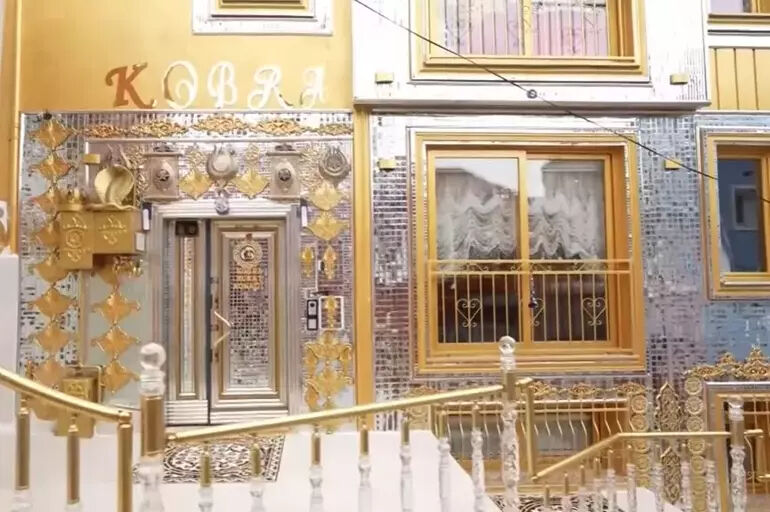 Kobra Murat evinin kapılarını açtı! Şaşaalı ve altın varaklı lüks konakta yok yok... - 1. Resim