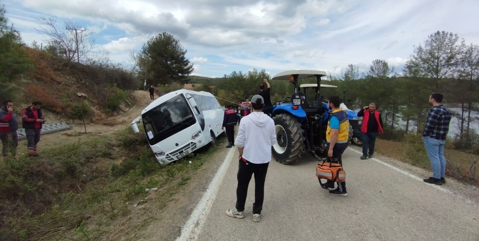 Öğrencileri taşıyan otobüs devrildi! Korku dolu anlar Öğrencileri taşıyan otobüs devrildi! Korku dolu anlar - 1. Resim