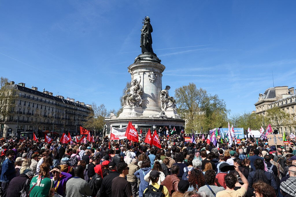 Paris sokakları karıştı! Le Pen için sokağa döküldüler - 1. Resim