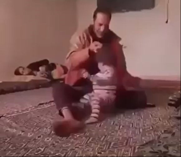 Sosyal medya bu görüntülerle çalkalandı! Cani baba, çocuğuna acımasızca şiddet uyguladı - 1. Resim