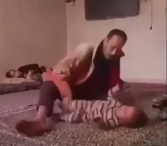 Sosyal medya bu görüntülerle çalkalandı! Cani baba, çocuğuna acımasızca şiddet uyguladı - 2. Resim