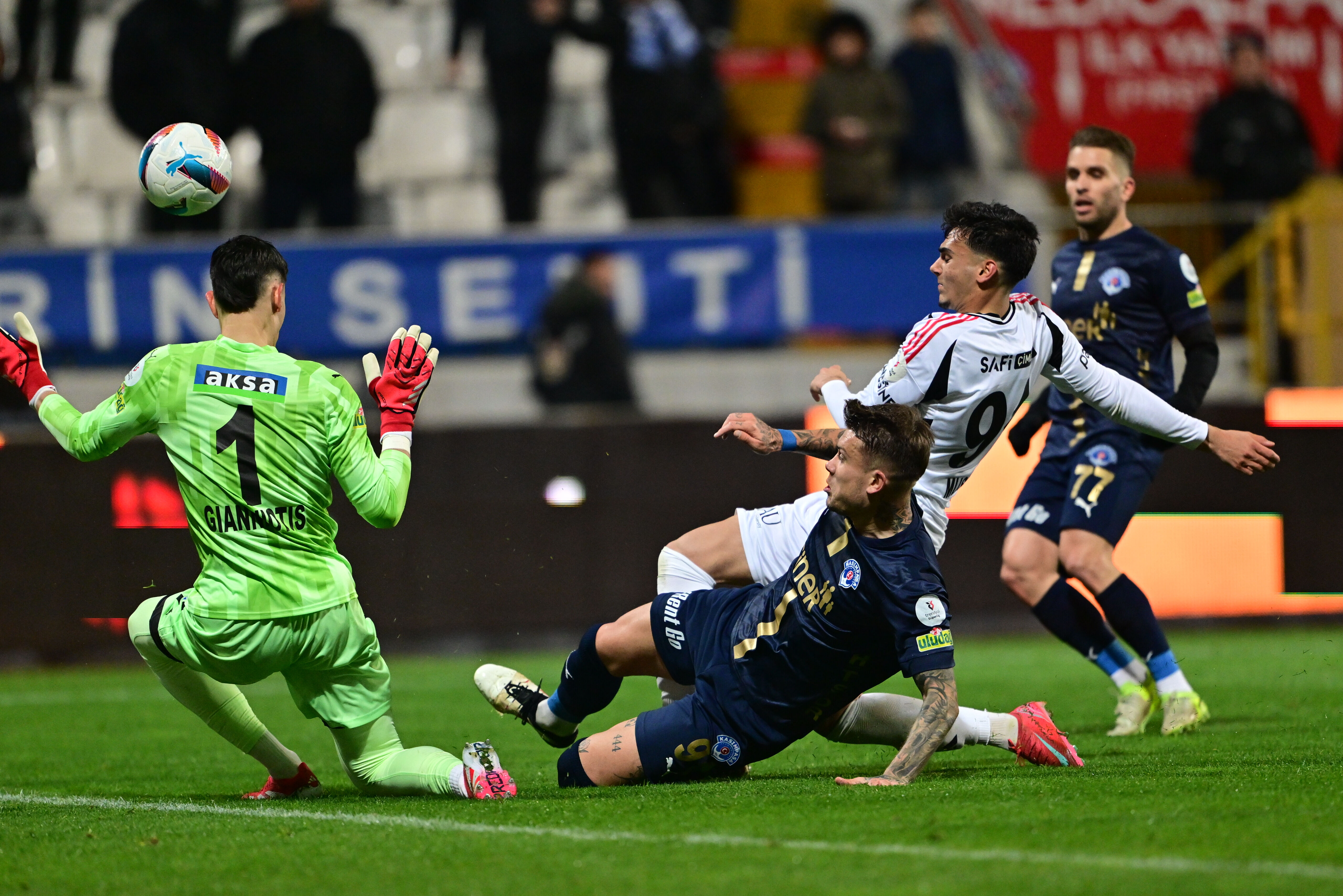 Beşiktaş'ta kendine yer mi yapıyor? Sergen Yalçın'dan Solskjaer için olay yorum - 2. Resim
