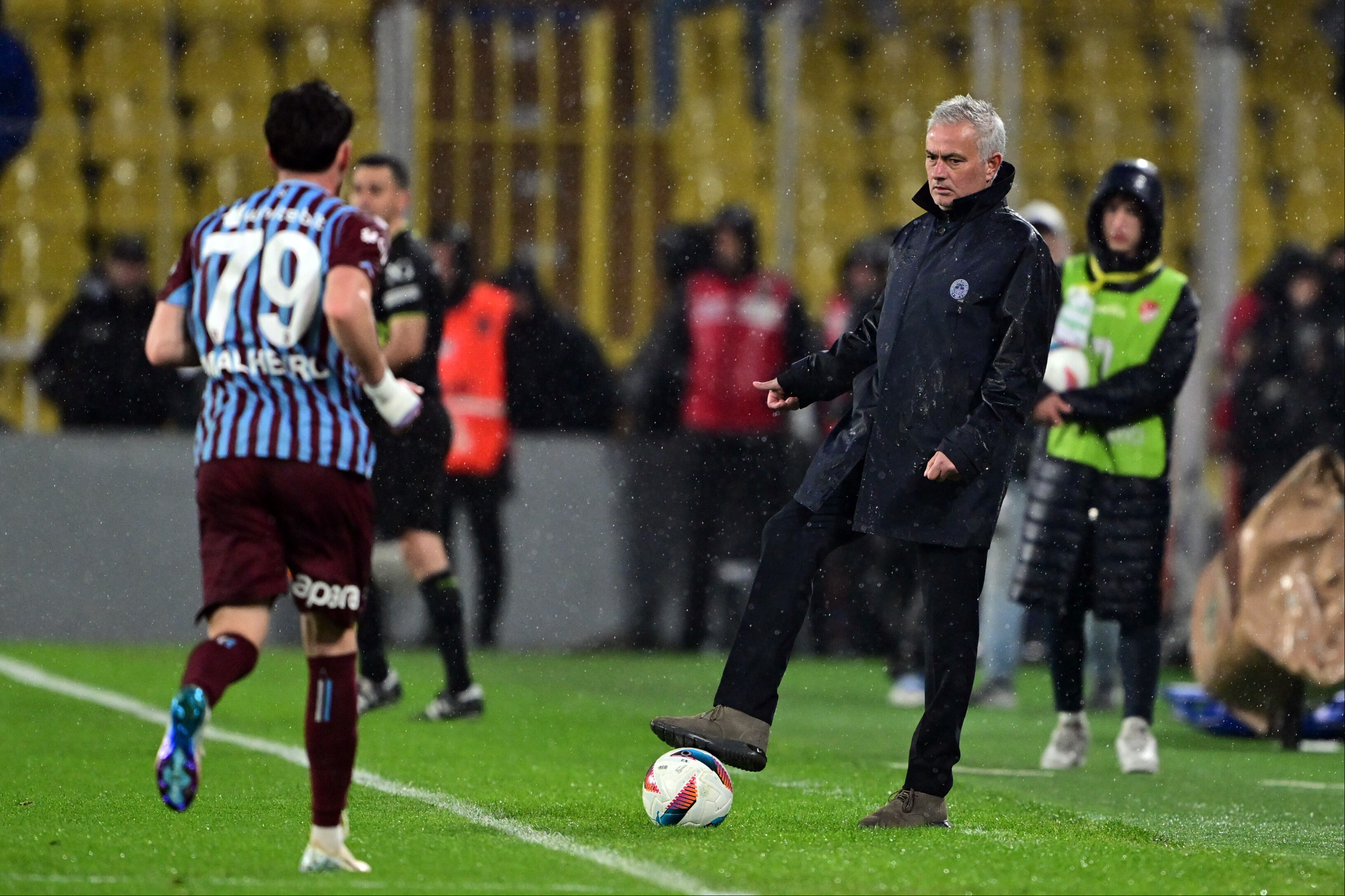 "Devre arası galiba Aziz Yıldırım..." Spor yazarları Fenerbahçe için ne dedi? "Devre arası galiba Aziz Yıldırım..." Spor yazarları Fenerbahçe için ne dedi? - 2. Resim