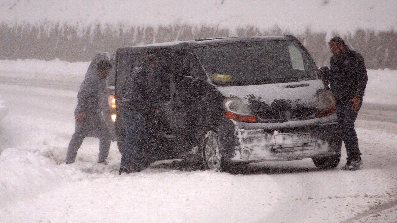 İstanbul'un yanı başında lapa lapa kar! Sürücüler mahsur kaldı - 2. Resim
