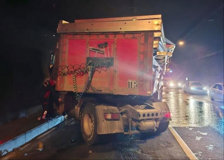 Osmaniye Kızlaç Tüneli'nde kaza! Tır hakimiyetini kaybetti Osmaniye Kızlaç Tüneli'nde kaza! Tır hakimiyetini kaybetti - 2. Resim
