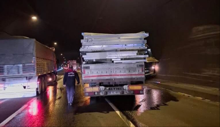 Osmaniye Kızlaç Tüneli'nde kaza! Tır hakimiyetini kaybetti Osmaniye Kızlaç Tüneli'nde kaza! Tır hakimiyetini kaybetti - 1. Resim