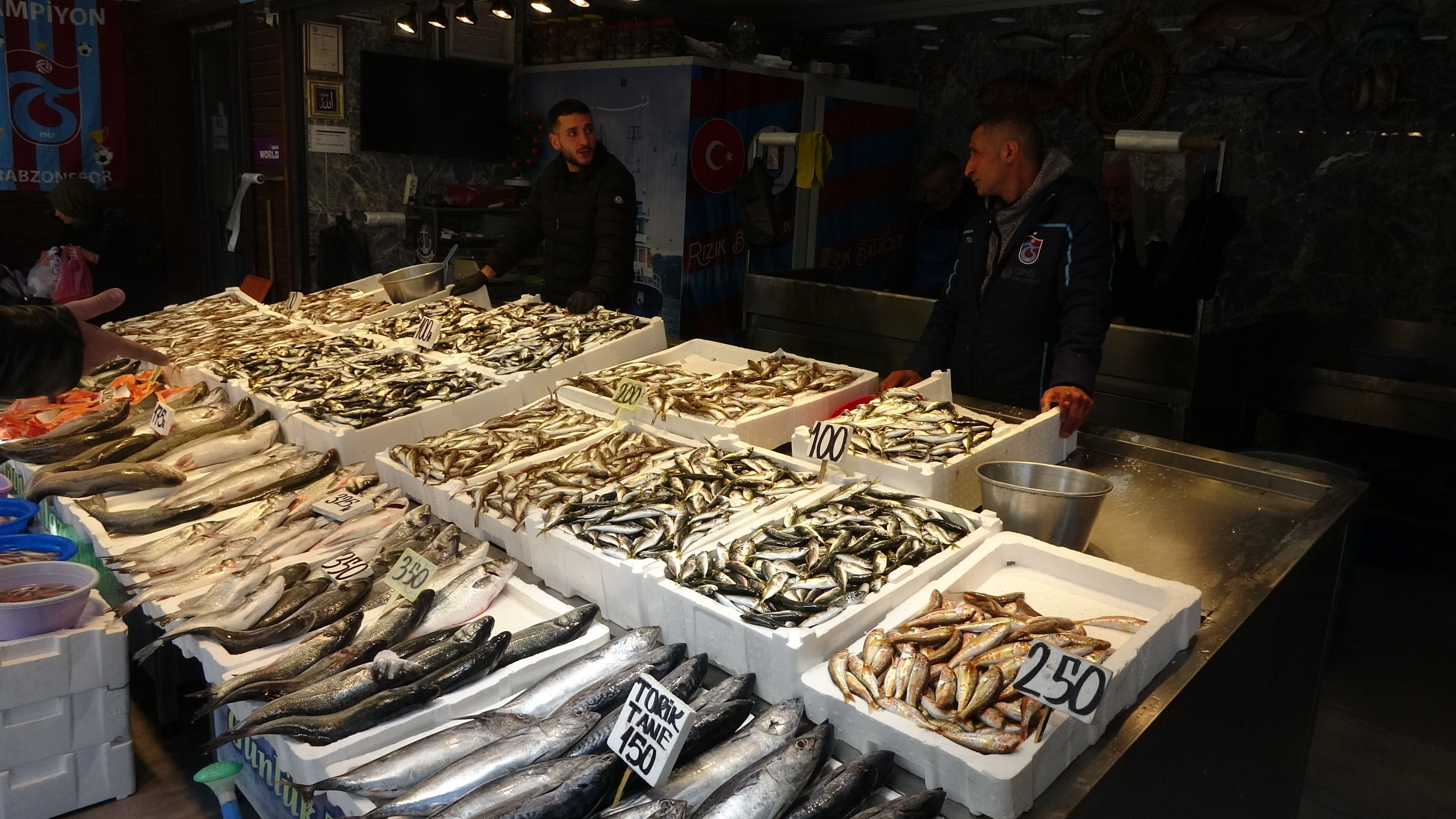 Tezgahların en bol ve en ucuz balıkları! Fiyat 100-150 lira arasında değişiyor Tezgahların en bol ve en ucuz balıkları! Fiyat 100-150 lira arasında değişiyor - 2. Resim