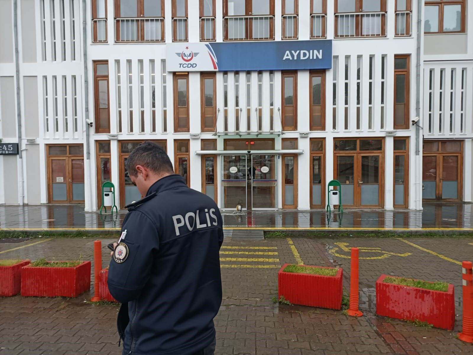 Tren garında bomba paniği! Halk panik içinde Tren garında bomba paniği! Halk panik içinde - 2. Resim