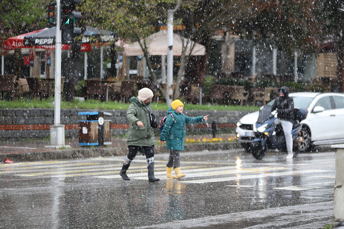 Yağmur kara dönüştü! Edirne'ye lapa lapa yağıyor - 1. Resim