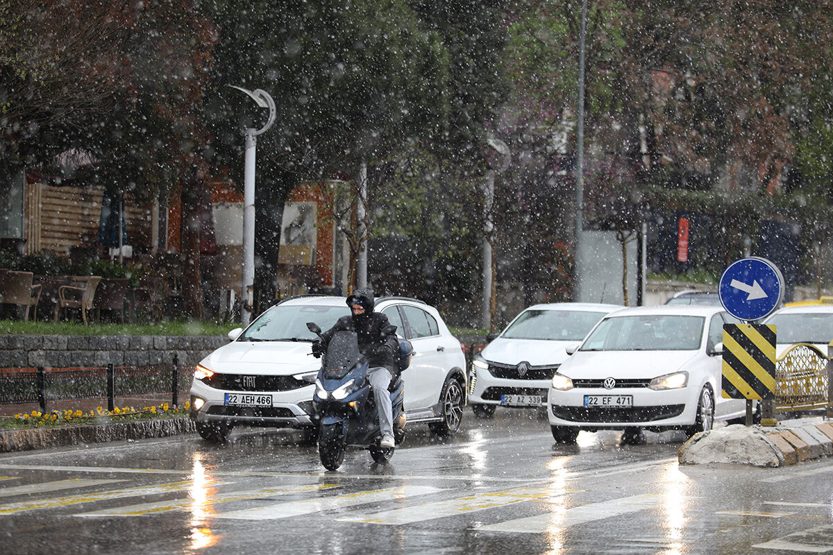 Yağmur kara dönüştü! Edirne'ye lapa lapa yağıyor - 3. Resim