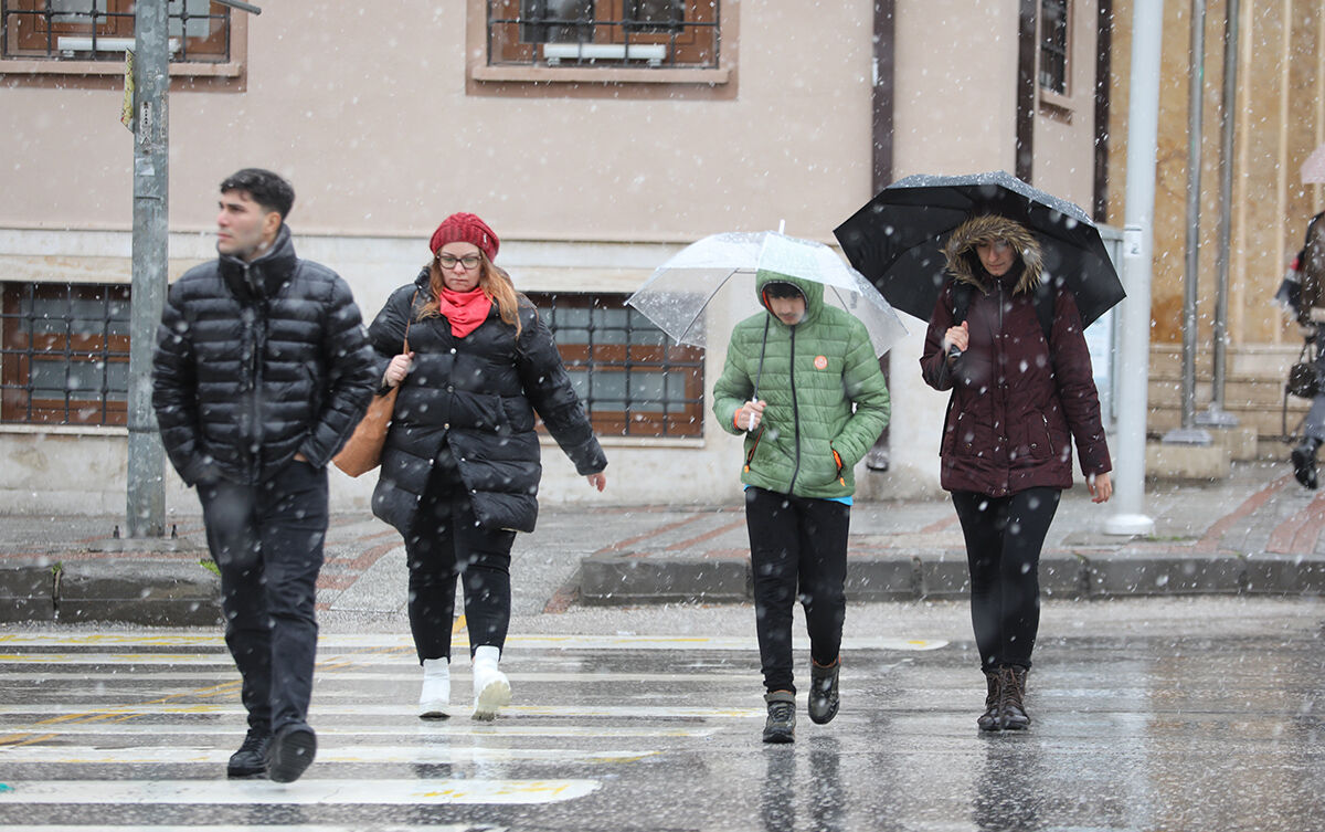 Yağmur kara dönüştü! Edirne'ye lapa lapa yağıyor - 2. Resim
