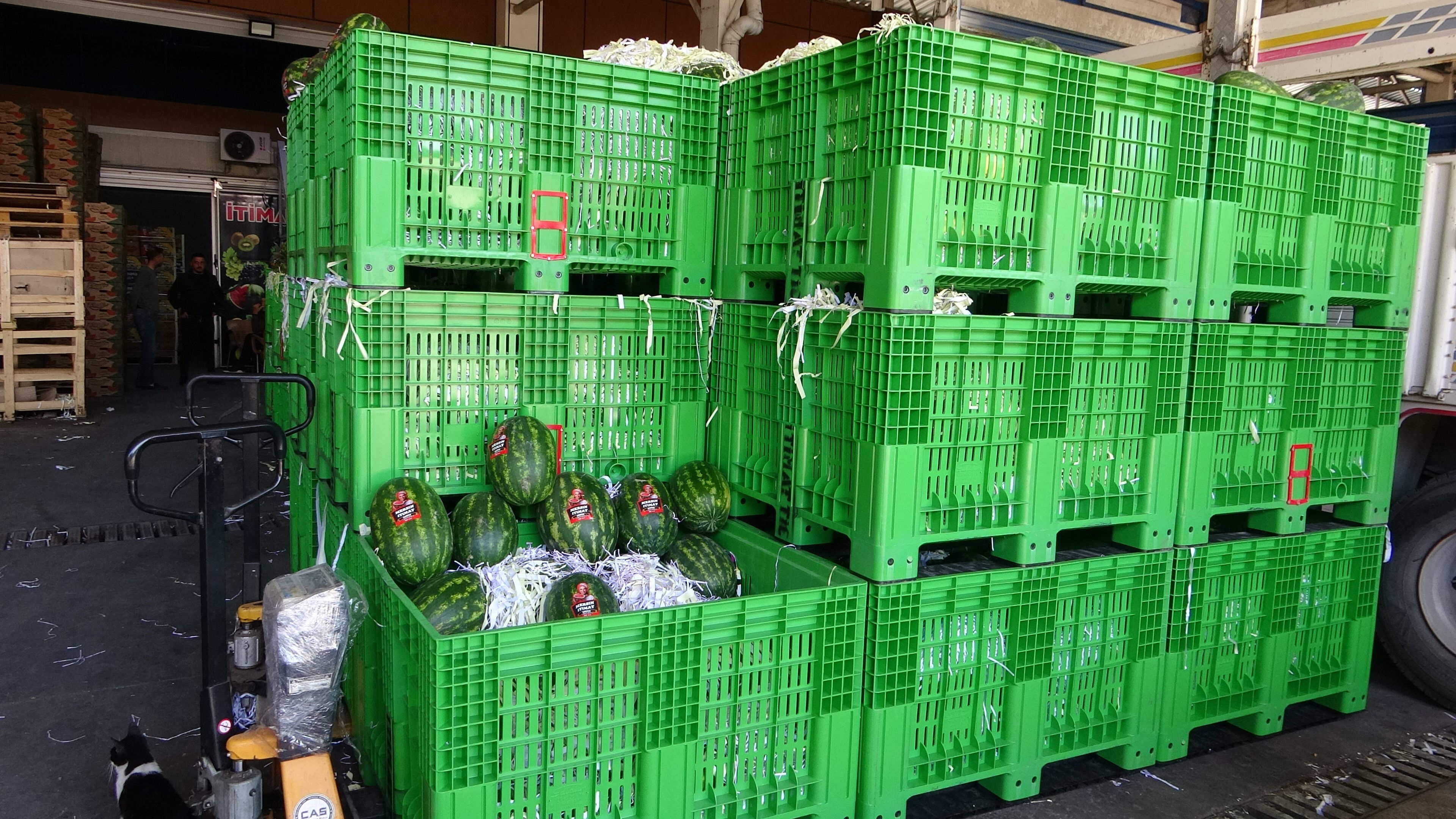 Böyle hırsızlık görülmedi! 700 kiloluk ürünü kaşla göz arasında araca yükledi - 1. Resim