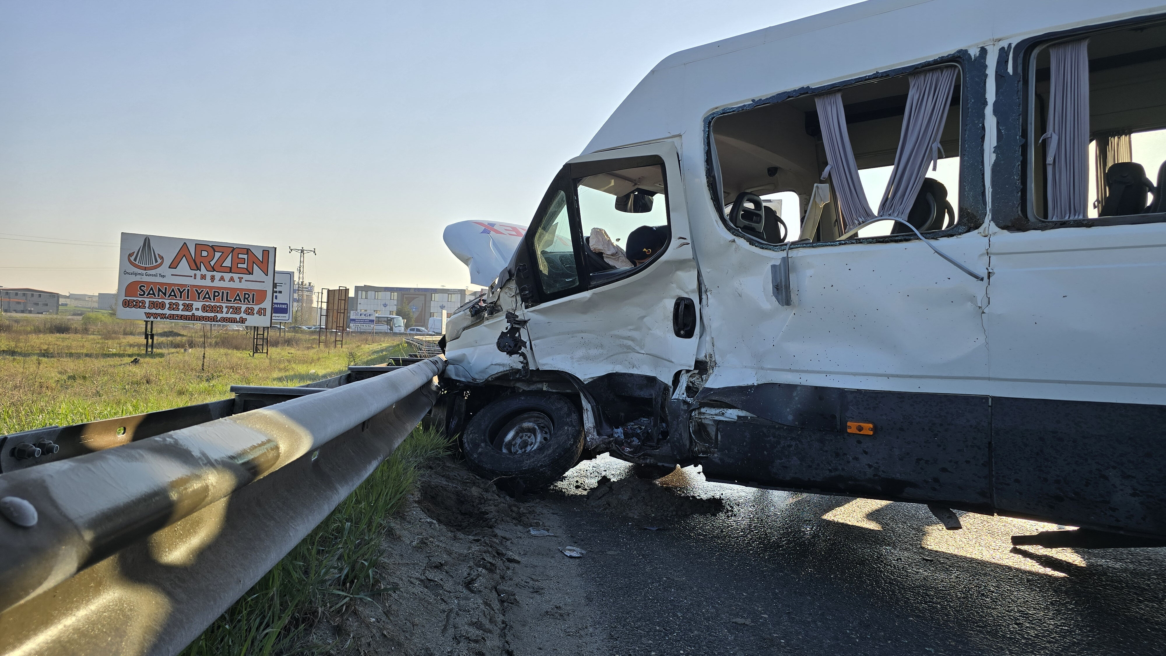 Çerkezköy'de can pazarı! İki işçi servisi çarpıştı, çok sayıda yaralı var Çerkezköy'de can pazarı! İki işçi servisi çarpıştı, çok sayıda yaralı var - 1. Resim