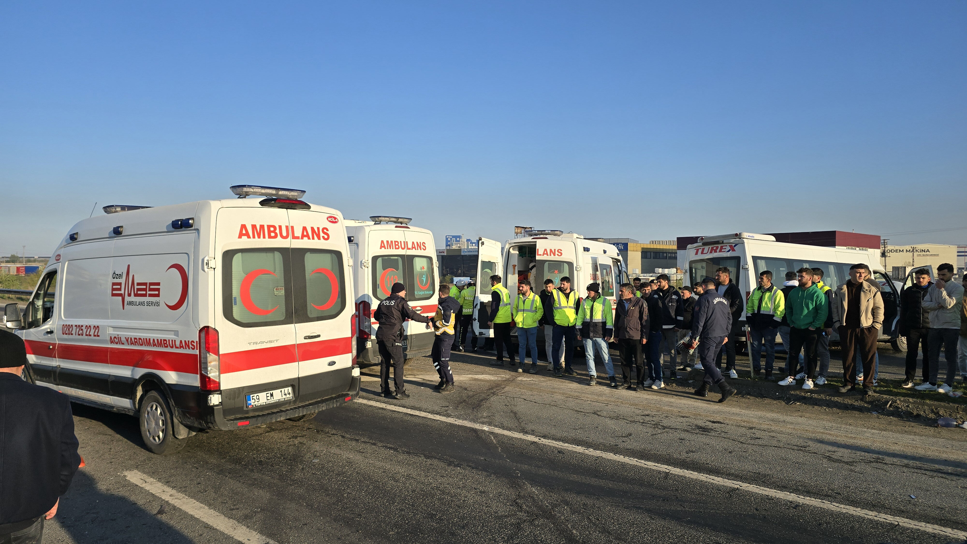 Çerkezköy'de can pazarı! İki işçi servisi çarpıştı, çok sayıda yaralı var Çerkezköy'de can pazarı! İki işçi servisi çarpıştı, çok sayıda yaralı var - 2. Resim