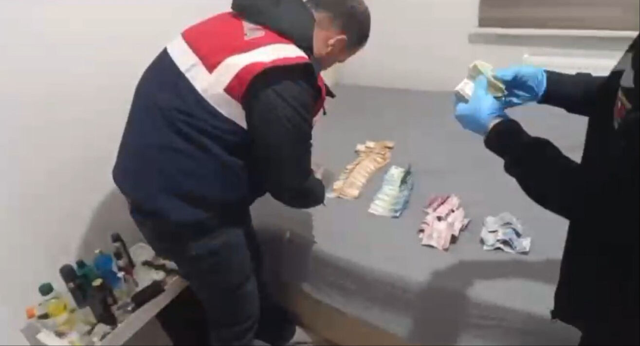 Kapıkule'de büyük rüşvet operasyonu! 38 gümrük memuru gözaltında, 350 kişi için yakalama kararı var Kapıkule'de büyük rüşvet operasyonu! 38 gümrük memuru gözaltında, 350 kişi için yakalama kararı var - 1. Resim