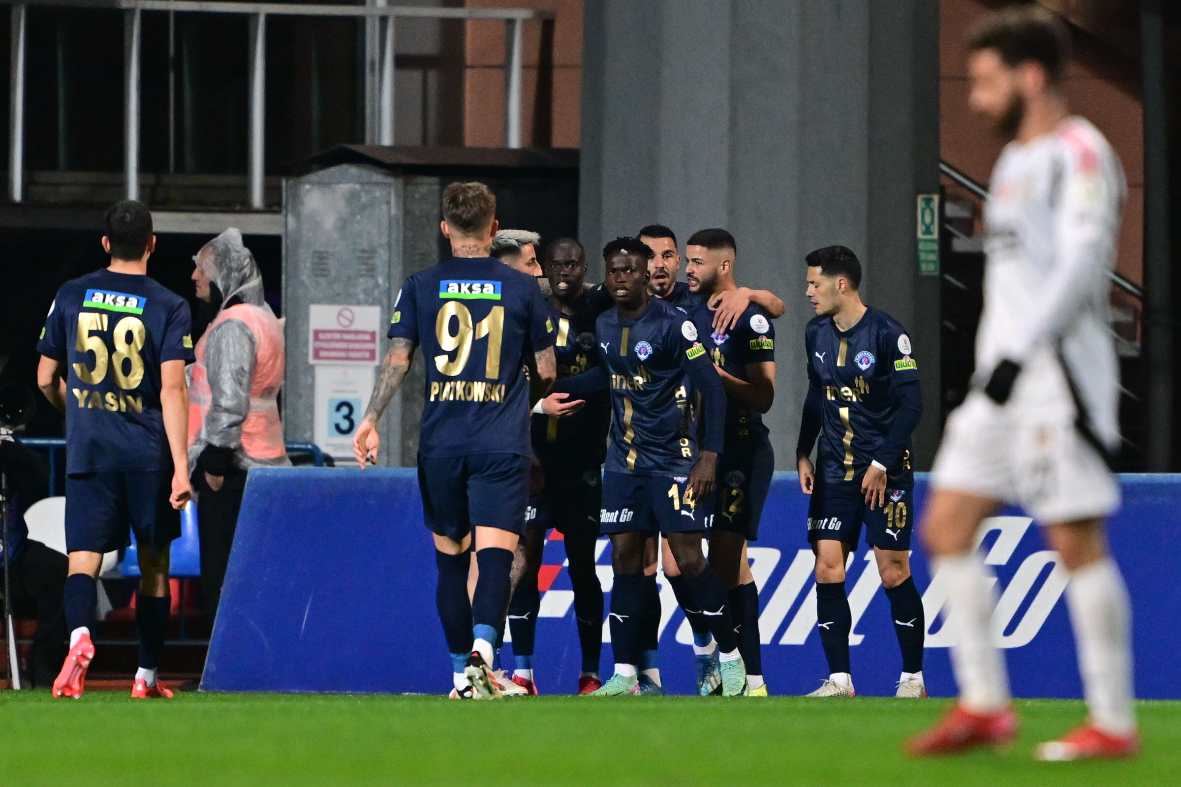 Ligde üçüncülük kovalayan Beşiktaş deplasmanda Kasımpaşa ile berabere kaldı - 4. Resim