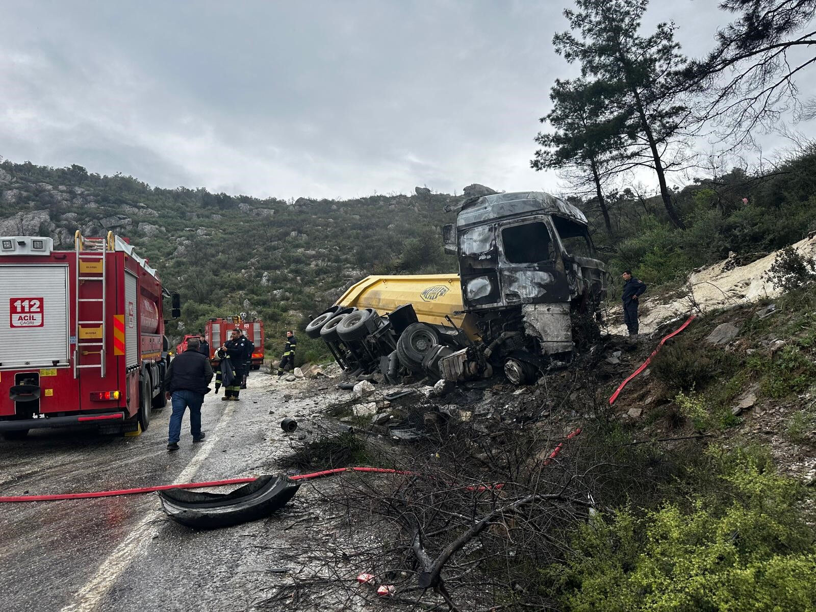 Seyir halindeki tır alev topuna döndü! Sürücü feci şekilde can verdi - 2. Resim