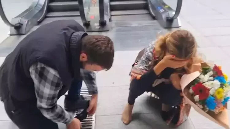 Ünlü şarkıcı Nadide Sultan kaza geçirdi! Elleriyle yüzünü kapattı - 2. Resim