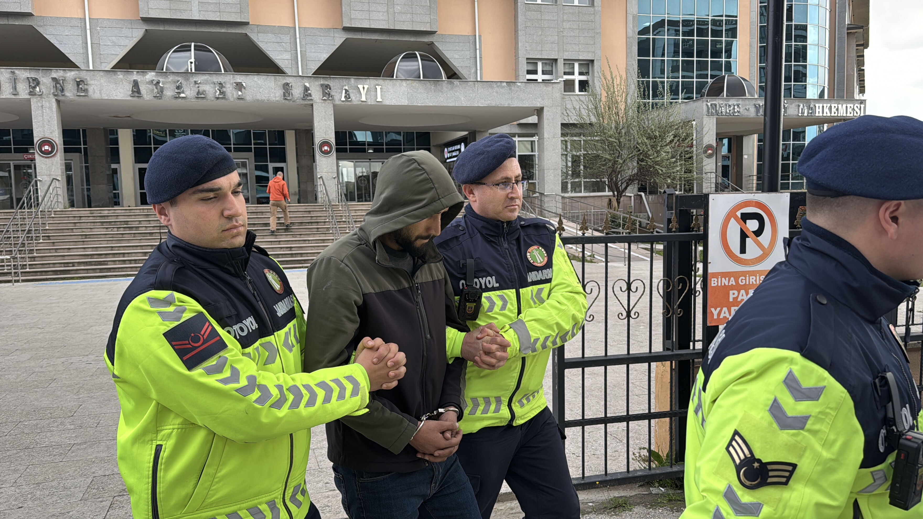 8 düzensiz göçmenin yakalandığı kamyon, İBB'ye ait çıktı - 1. Resim