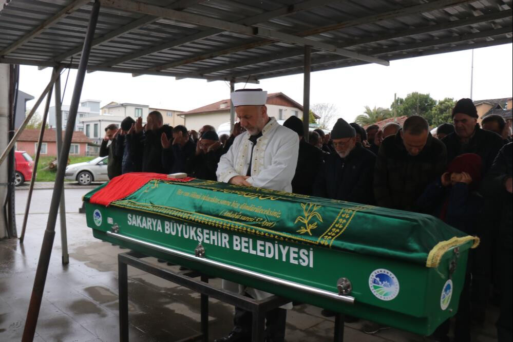 Arkadaşları ölü bulmuştu, ailesi cenazesini kabul etmedi! Genç dansçı son yolculuğuna uğurlandı - 1. Resim