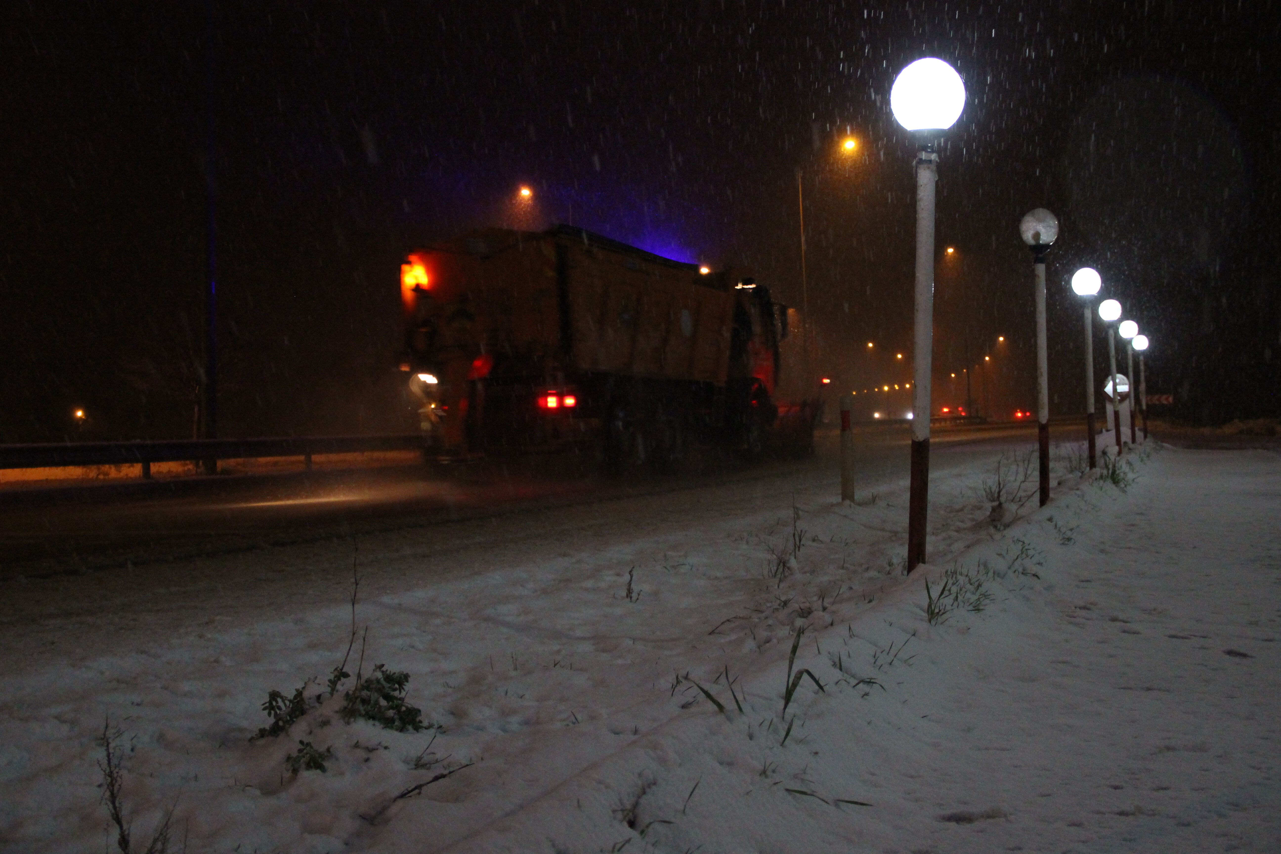 Beklenmeyen oldu, akşam saatlerinde bir anda bastırdı! Kent beyaza büründü - 1. Resim